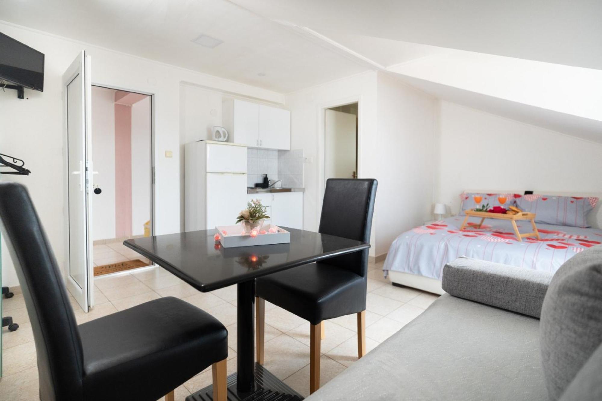 Apartments Milic Горни Карин Екстериор снимка